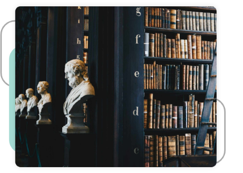 Büsten und Bücherregale