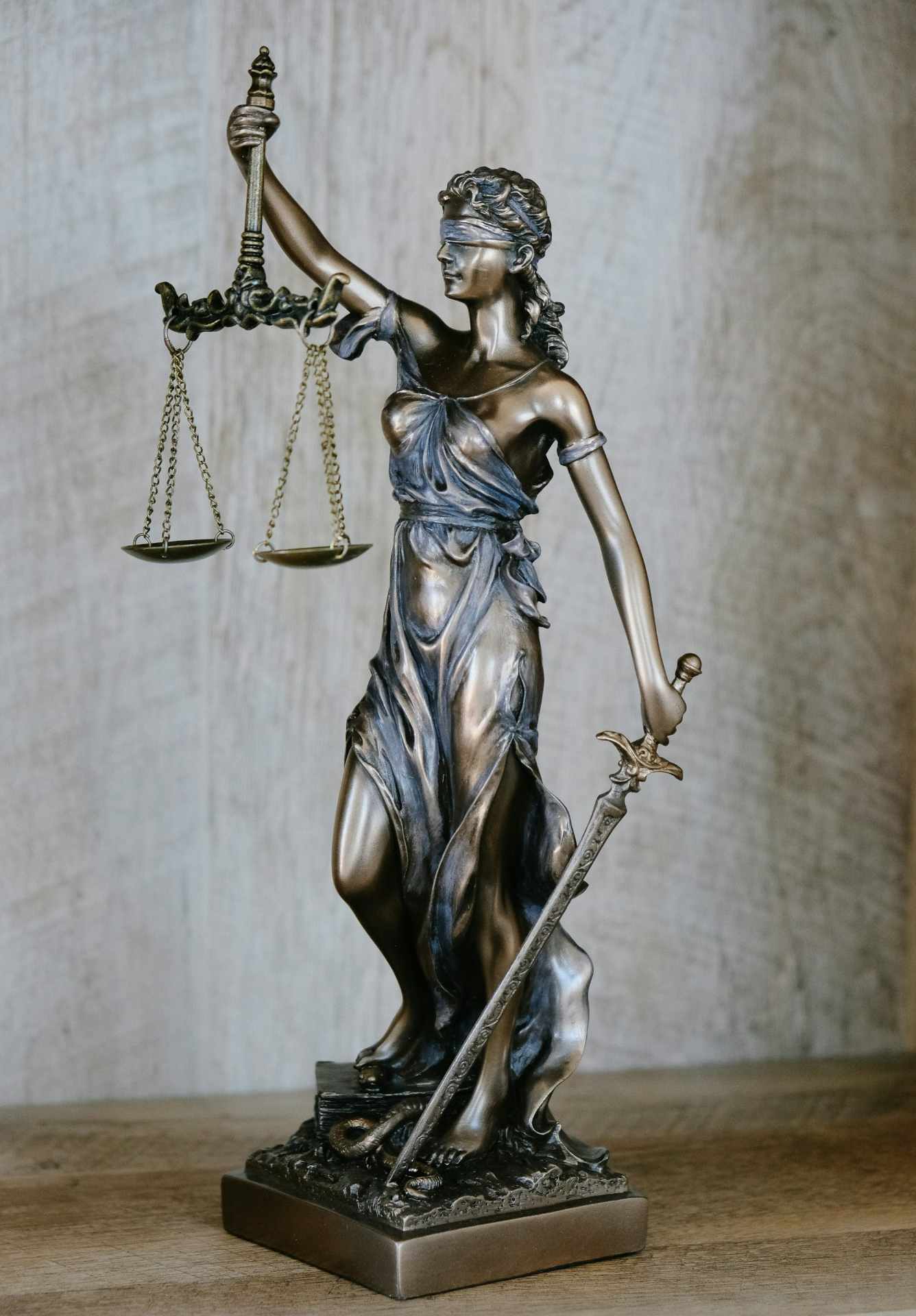 Justitia Statue mit Waage